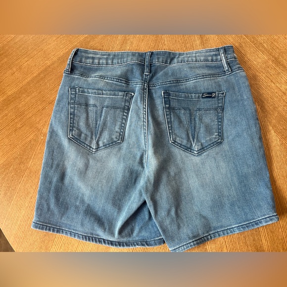 Seven7 medium wash jean shorts women’s size 10 - Picture 3 of 4
